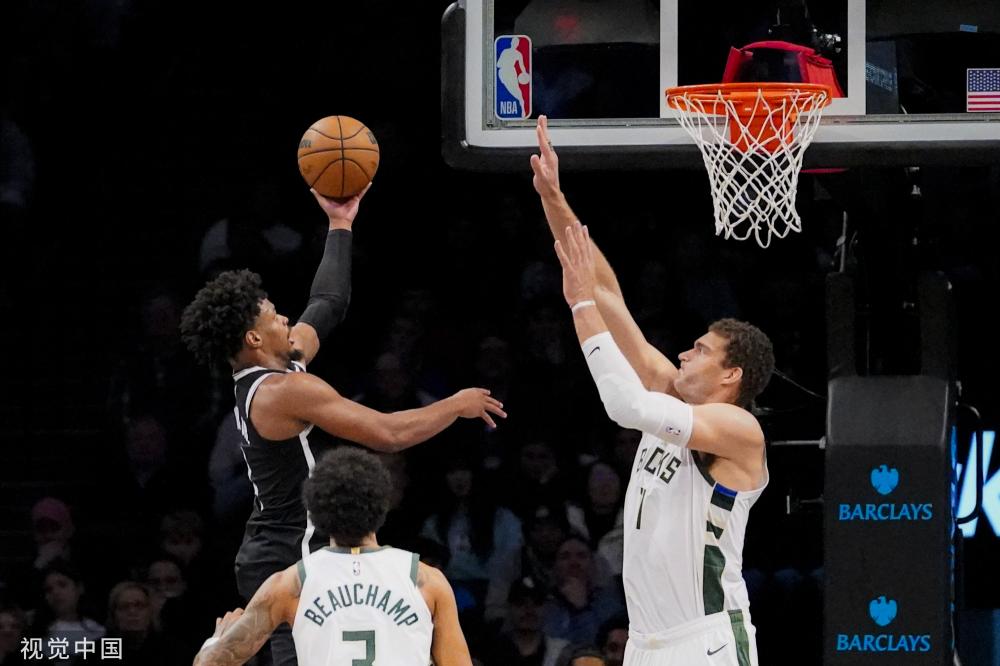 推着行李箱 推着行李箱