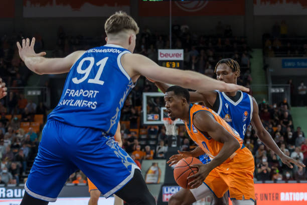 而且配合默 而且配合默